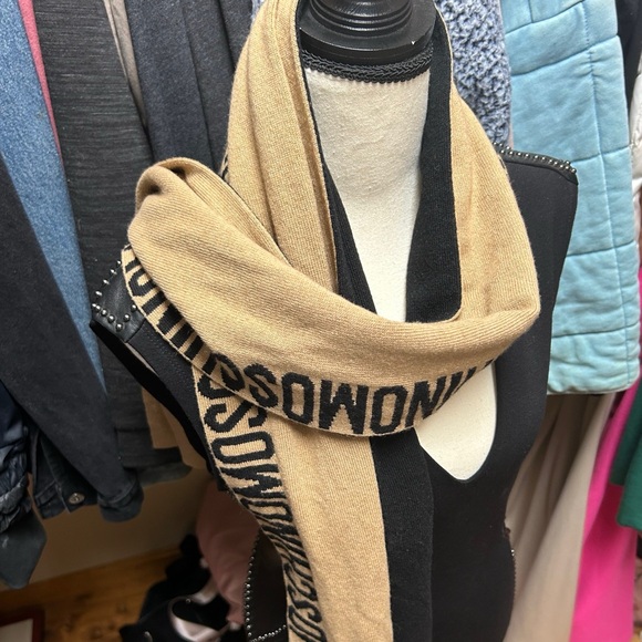 Authentic MOSCHiNO Wool & Cashmere Blend Tan and Black Logo Scarf - Picture 2 of 11